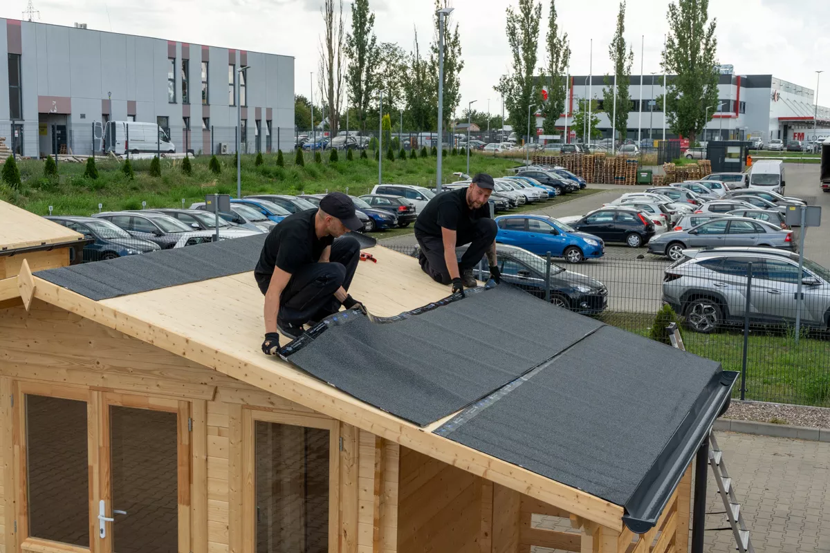 Teerpappenabdeckung für ein Gartenhaus