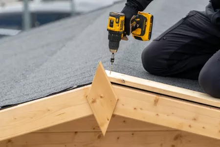 Verlegung von Dachpappe auf dem Holzhaus