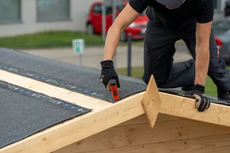 Verlegung von Dachpappe auf dem Gartenhäuschen