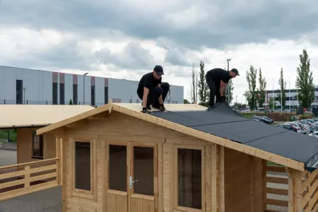 Verlegung von Dachpappe auf dem Gartenhaus