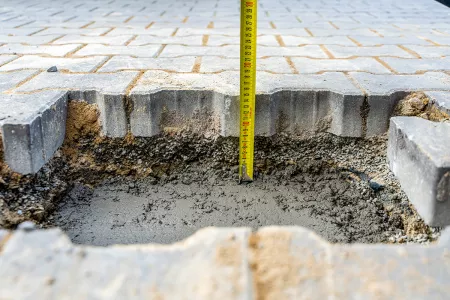 Geraetehaus Fundamente erstellen mit einem Spaten