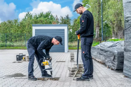 Geraetehaus Fundamente erstellen mit einem Spaten