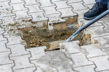 Holzhaus Fundamente erstellen mit einem Spaten