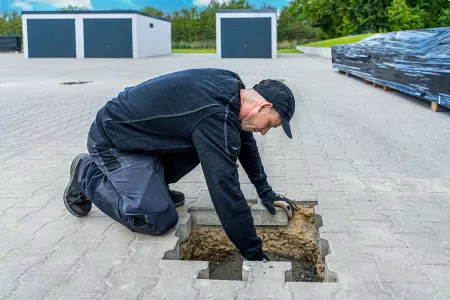 Geraetehaus Fundamente erstellen mit einem Spaten