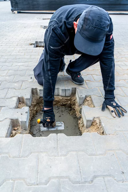 Geraetehaus Fundamente erstellen mit einem Spaten