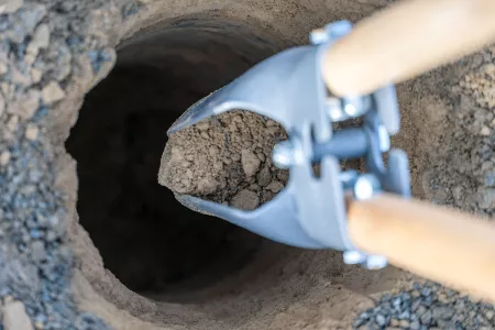 Geraetehaus Fundamente erstellen mit einem Erdlochausheber