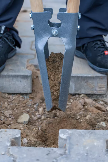 Geraetehaus Fundamente erstellen mit einem Erdlochausheber