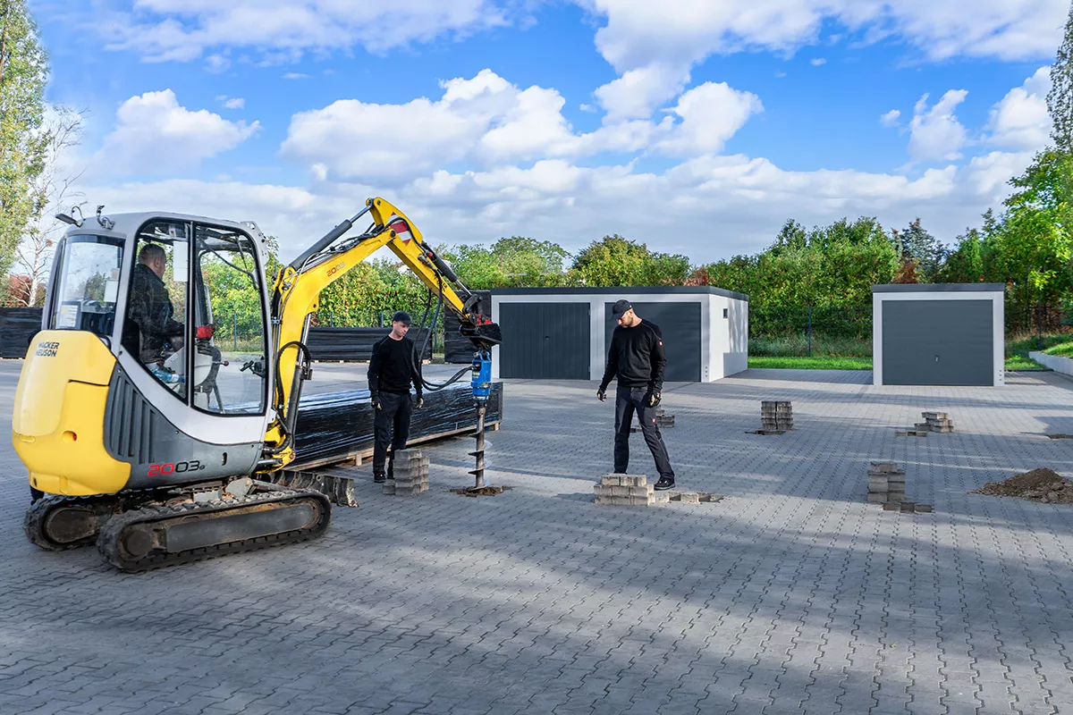 Gartenhaus Fundamente erstellen mit einem Minibagger und Erdbohrer