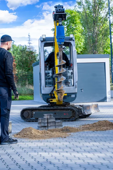 Gartenhaus Garagen Fundamente erstellen mit einem Minibagger und Erdbohrer