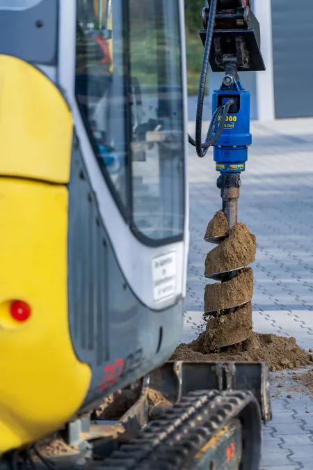 Gartenhaus Garagen Fundamente erstellen mit einem Minibagger und Erdbohrer