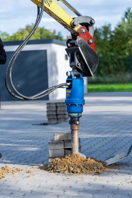 Gartenhaus Garagen Fundamente erstellen mit einem Minibagger und Erdbohrer