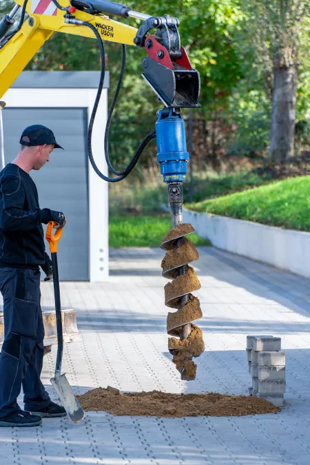 Gartenhaus Garagen Fundamente erstellen mit einem Minibagger und Erdbohrer